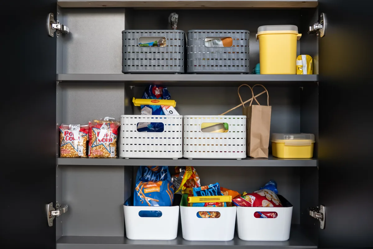 Boxen, Kisten, Tupperware: So gerät nichts durcheinander. Nina Rechsteiner ist Ordnungscoachin in Russikon.